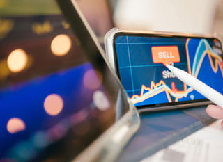 Spécialiste opérant sur plusieurs marchés, étudiant le Bitcoin, l'Ethereum et les choix forex